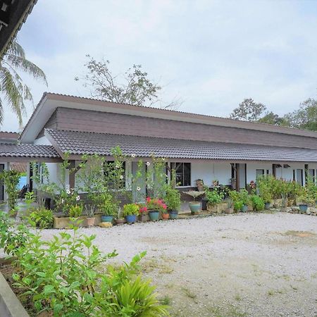 OYO 90168 Serambi Pelangi Chalet Changlun Bagian luar foto